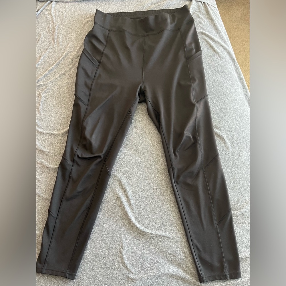 POP fit black leggings. Pockets on the side. Full length 2XL